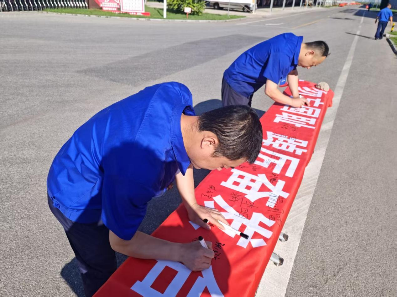 1.簽字活動現(xiàn)場照片.png