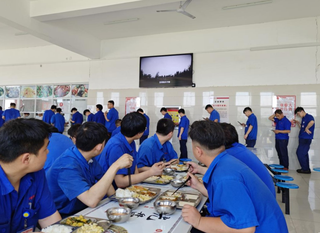 5.食堂播放紀(jì)錄片.png
